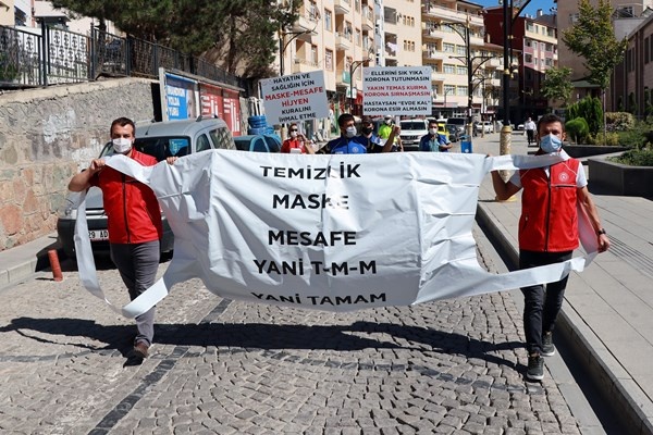Gümüşhane'de dev maske ile sokak sokak gezdiler 5