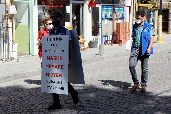 Gümüşhane'de dev maske ile sokak sokak gezdiler 6