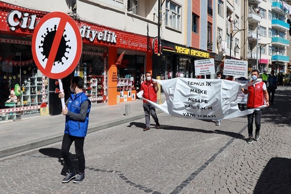 Gümüşhane'de dev maske ile sokak sokak gezdiler 10