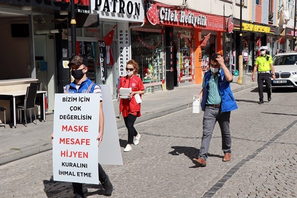 Gümüşhane'de dev maske ile sokak sokak gezdiler 7