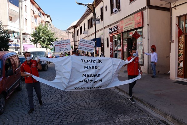 Gümüşhane'de dev maske ile sokak sokak gezdiler 3