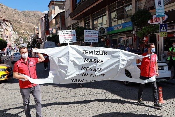 Gümüşhane'de dev maske ile sokak sokak gezdiler 4