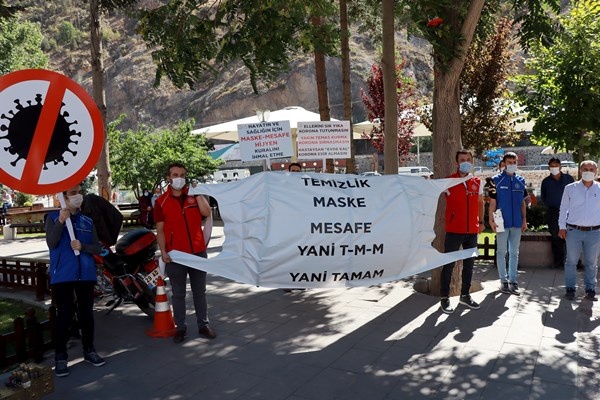 Gümüşhane'de dev maske ile sokak sokak gezdiler 8