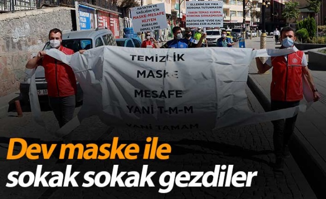 Gümüşhane'de dev maske ile sokak sokak gezdiler 1