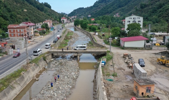 Selde kaybolan 4 kişiyi arama çalışmaları devam ediyor 7