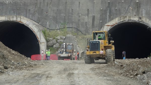 Doğu Karadeniz'de en pahalı çevre yolunda 2. etap çalışmaları başladı 8