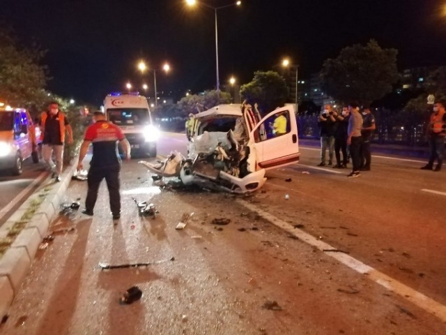 Otomobil LPG tankerine çarptı: 2 ölü 7