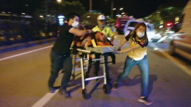 Otomobil LPG tankerine çarptı: 2 ölü 2