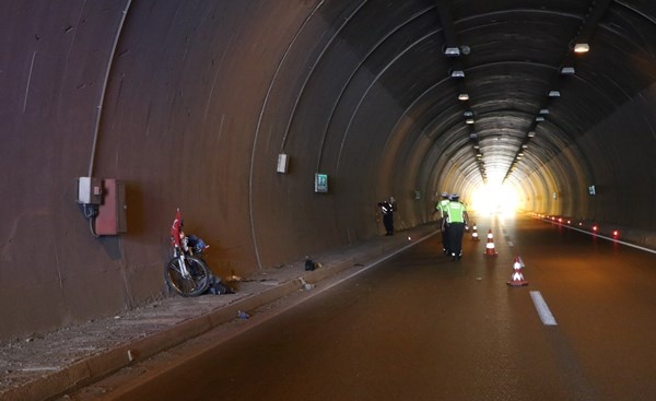 Trabzon plakalı kamyonun çarptığı bisiklet sürücüsü hayatını kaybetti 7