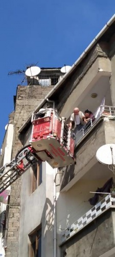 Trabzon'da yangında mahsur kalan 3 kişi kurtarıldı 2