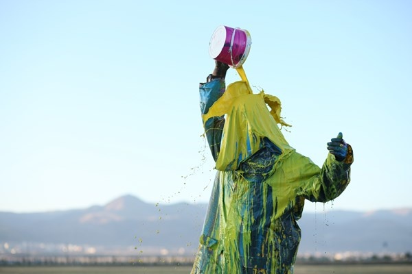 Bayburt'ta profesörden boyalı performans 2