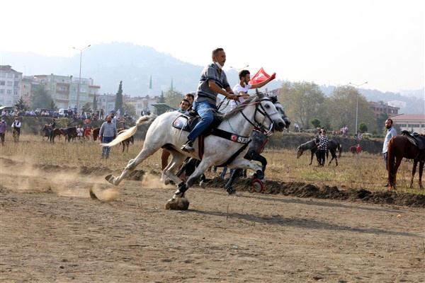 Beşikdüzü'nde at yarışlı Cumhuriyet kutlaması 2