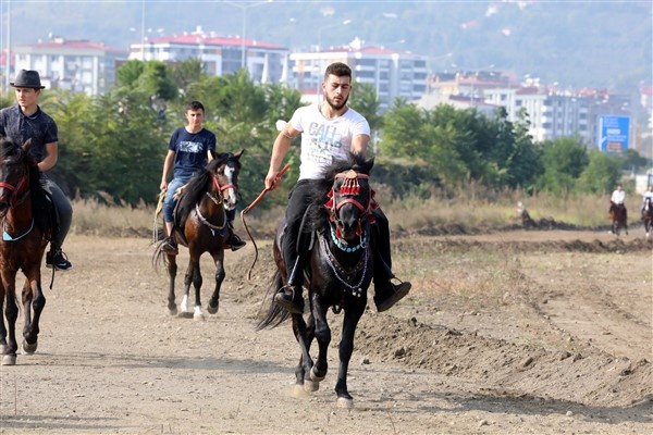 Beşikdüzü'nde at yarışlı Cumhuriyet kutlaması 10