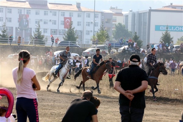 Beşikdüzü'nde at yarışlı Cumhuriyet kutlaması 8