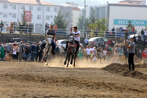 Beşikdüzü'nde at yarışlı Cumhuriyet kutlaması 13