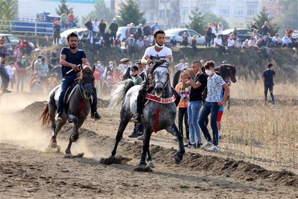 Beşikdüzü'nde at yarışlı Cumhuriyet kutlaması 14