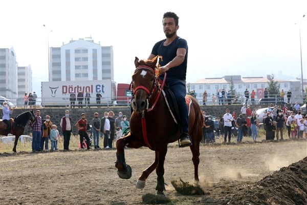 Beşikdüzü'nde at yarışlı Cumhuriyet kutlaması 4