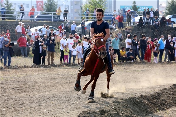 Beşikdüzü'nde at yarışlı Cumhuriyet kutlaması 15