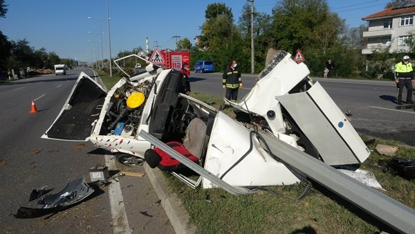 Karadeniz Sahil yolunda kaza! Parçalanan araçtan sağ çıktı 2