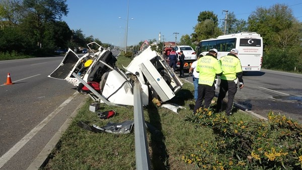 Karadeniz Sahil yolunda kaza! Parçalanan araçtan sağ çıktı 9