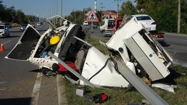 Karadeniz Sahil yolunda kaza! Parçalanan araçtan sağ çıktı 7
