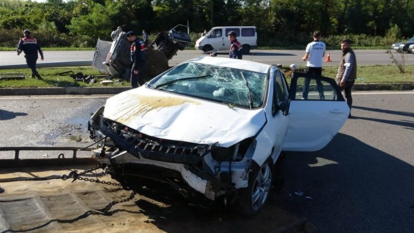 Karadeniz Sahil yolunda kaza! Parçalanan araçtan sağ çıktı 4