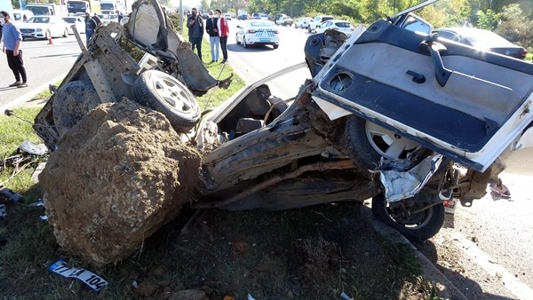 Karadeniz Sahil yolunda kaza! Parçalanan araçtan sağ çıktı 8