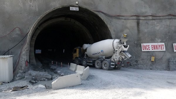 Avrupa'nın en uzunu olacak Zigana Tüneli'nin yüzde 76’sı tamamlandı 9