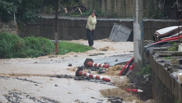 KTÜ'de istinat duvarı çöktü! Ev ve iş yerlerini su bastı, yollar göle döndü 5