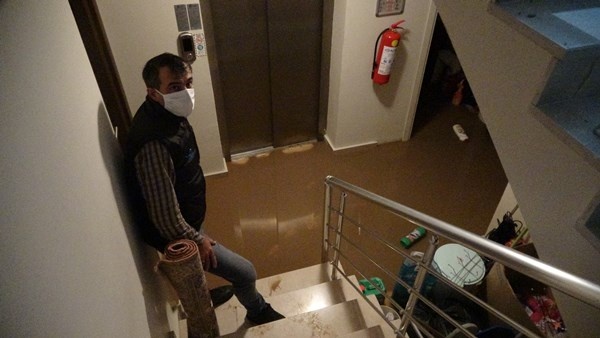 KTÜ'de istinat duvarı çöktü! Ev ve iş yerlerini su bastı, yollar göle döndü 4