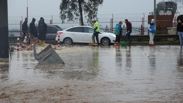 KTÜ'de istinat duvarı çöktü! Ev ve iş yerlerini su bastı, yollar göle döndü 7