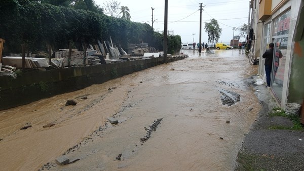 KTÜ'de istinat duvarı çöktü! Ev ve iş yerlerini su bastı, yollar göle döndü 2