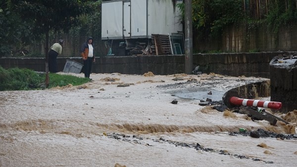 KTÜ'de istinat duvarı çöktü! Ev ve iş yerlerini su bastı, yollar göle döndü 16