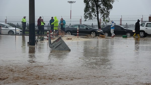 KTÜ'de istinat duvarı çöktü! Ev ve iş yerlerini su bastı, yollar göle döndü 13