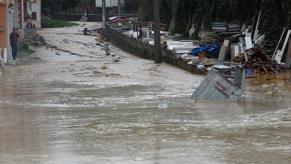 KTÜ'de istinat duvarı çöktü! Ev ve iş yerlerini su bastı, yollar göle döndü 8