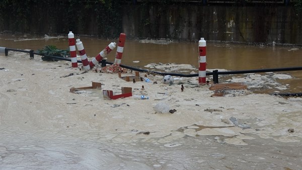 KTÜ'de istinat duvarı çöktü! Ev ve iş yerlerini su bastı, yollar göle döndü 18