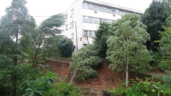 KTÜ'de istinat duvarı çöktü! Ev ve iş yerlerini su bastı, yollar göle döndü 9