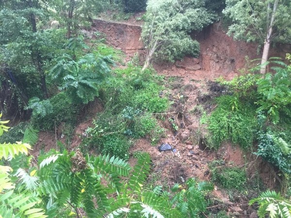 KTÜ'de istinat duvarı çöktü! Ev ve iş yerlerini su bastı, yollar göle döndü 12