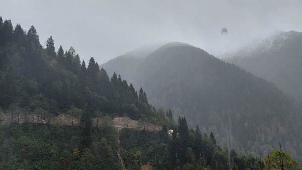 Kaçkar Dağları'ndaki yaylalara kar yağdı 2