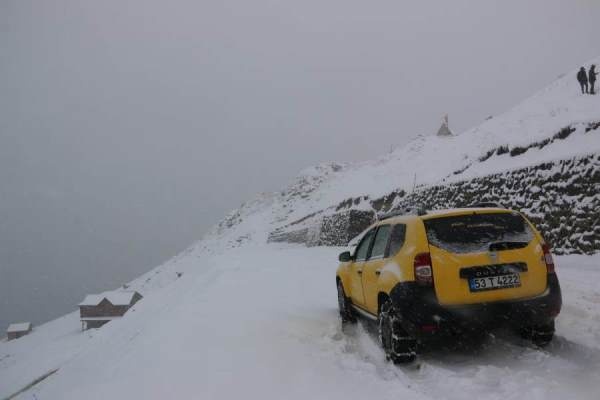 Kaçkar Dağları'ndaki yaylalara kar yağdı 3