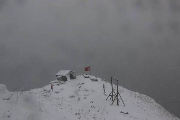 Kaçkar Dağları'ndaki yaylalara kar yağdı 5