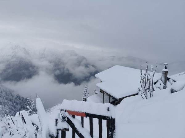 Kaçkar Dağları'ndaki yaylalara kar yağdı 7