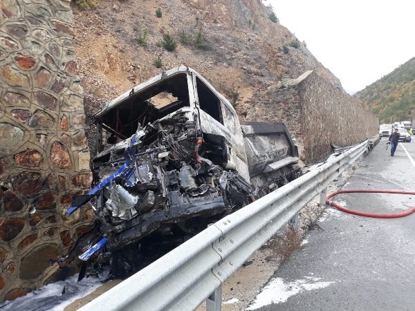 Trabzon plakalı tır duvara çarptı alev aldı 3
