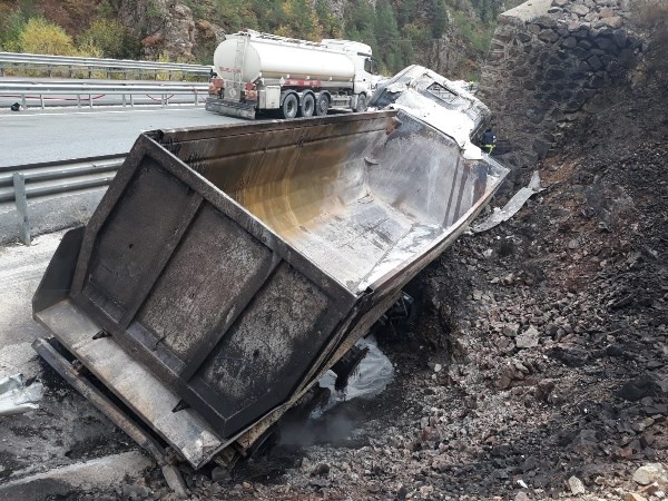 Trabzon plakalı tır duvara çarptı alev aldı 4