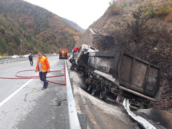 Trabzon plakalı tır duvara çarptı alev aldı 5