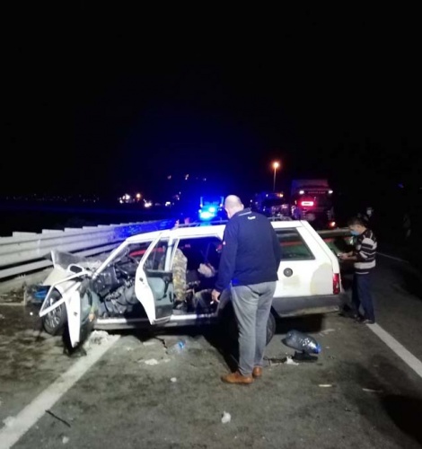 Ters yönden gelen araçla kafa kafaya çarpıştı: 2 ölü, 2 yaralı. 10 Kasım 2020 2