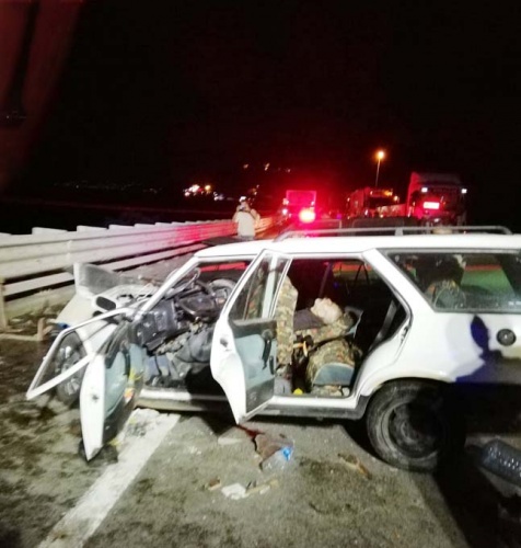 Ters yönden gelen araçla kafa kafaya çarpıştı: 2 ölü, 2 yaralı. 10 Kasım 2020 5