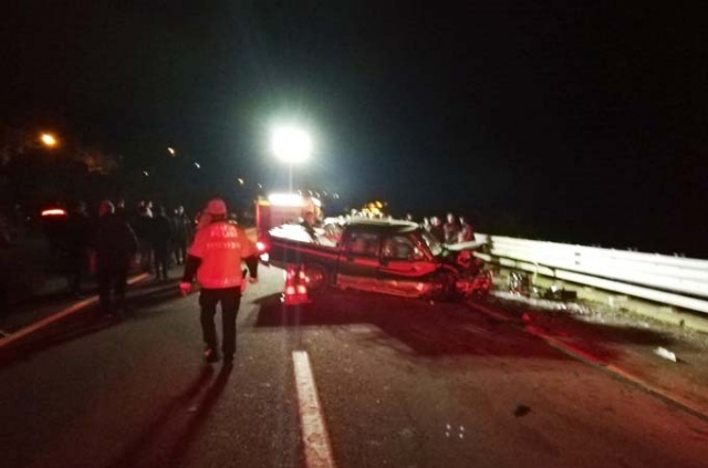 Ters yönden gelen araçla kafa kafaya çarpıştı: 2 ölü, 2 yaralı. 10 Kasım 2020 3