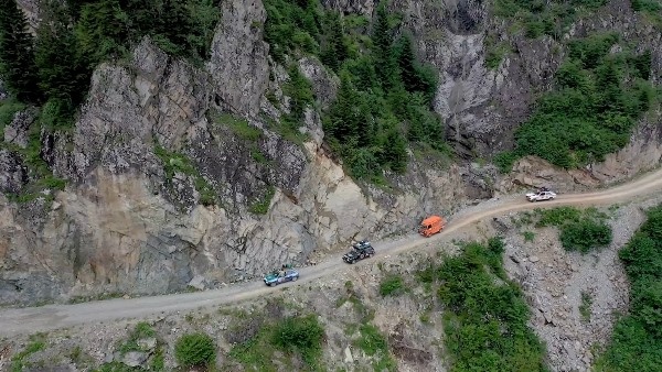 'Dünyanın en tehlikeli yolu’ndan geçmek cesaret istiyor. 9