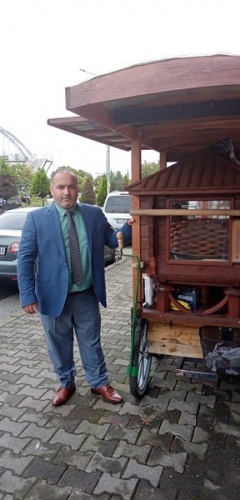 Trabzon'da takım elbiseli seyyar satıcı 13